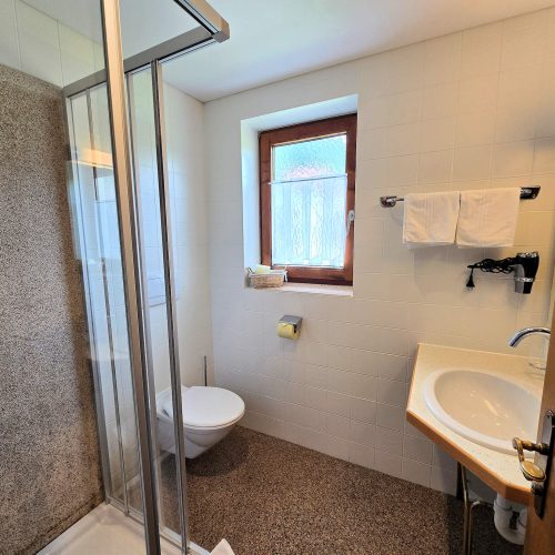 gaestehaus-burgi-zillertal-tirol-dusche-bad-1